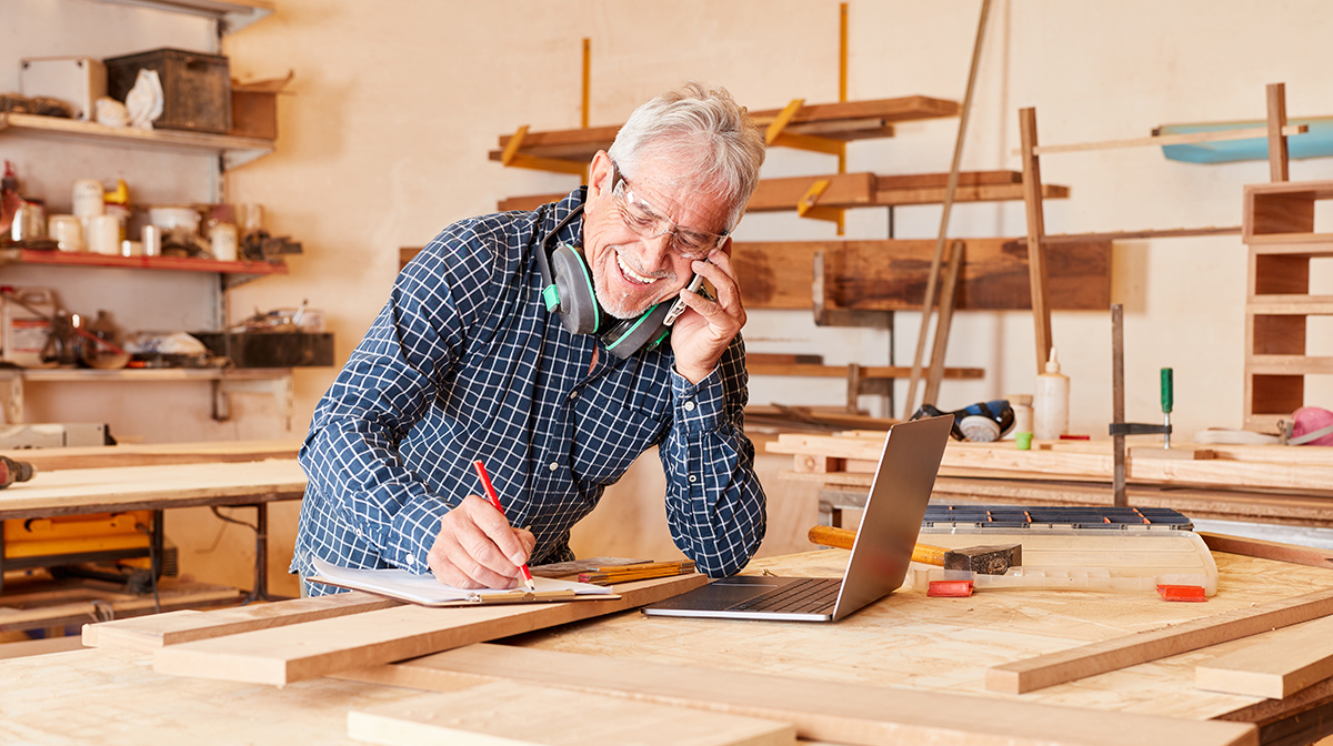 tradesman on phone for trades insurance quote