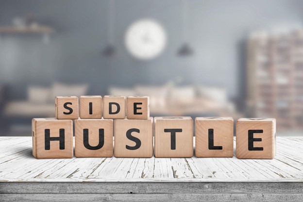 Building blocks spelling out ‘side hustle’.